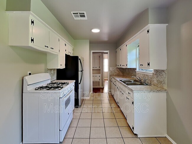 Building Photo - 306 W Bass Ave