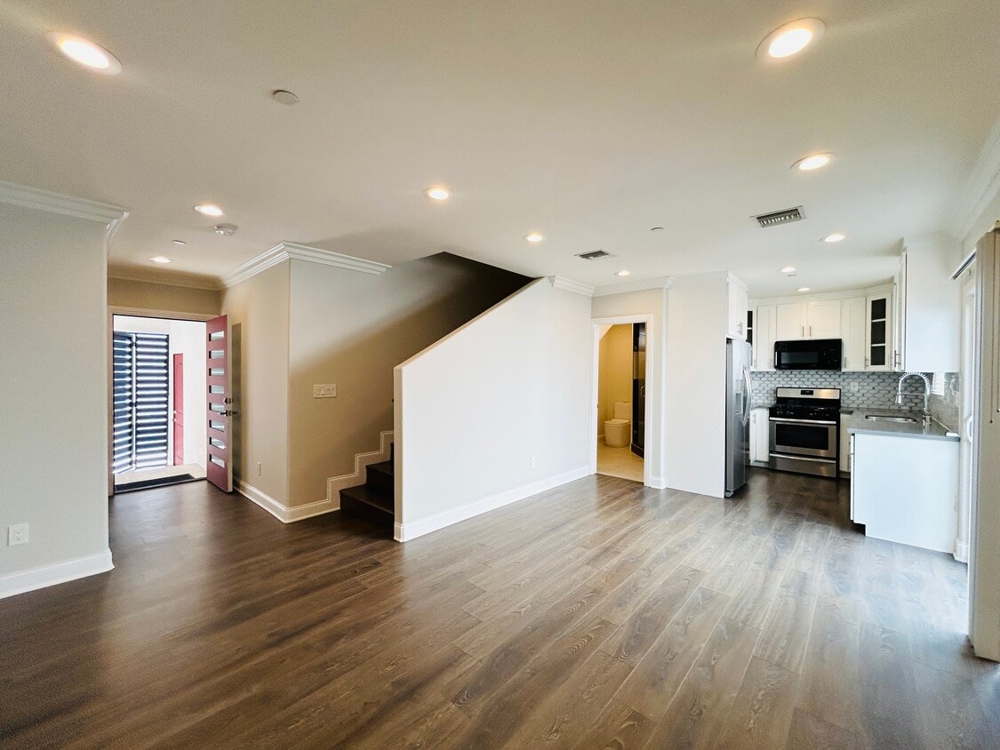 Foto principal - 7205 S La Cienega Blvd