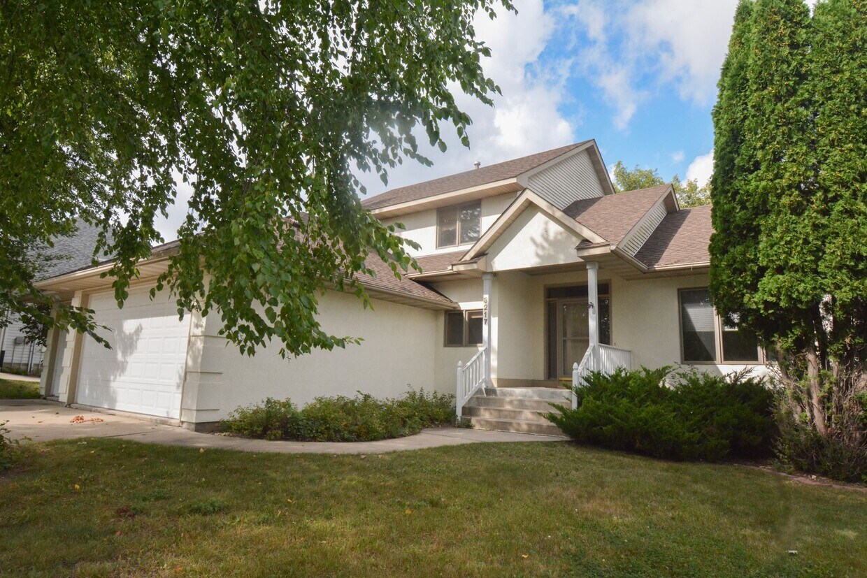 Primary Photo - Move-In Ready 6 bed 4 bath Stunning Home A...