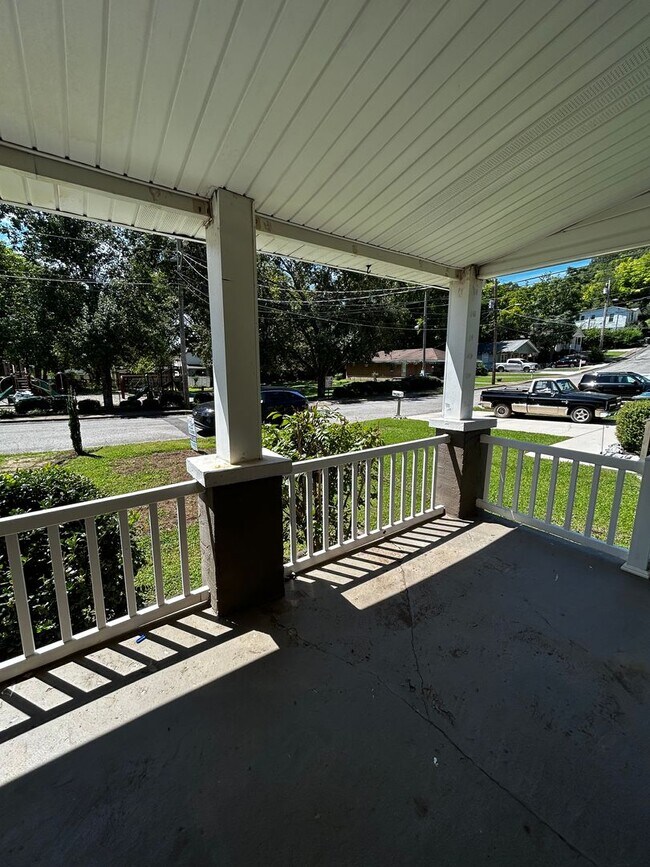 Foto del edificio - Downtown Living in a Charming Northshore N...