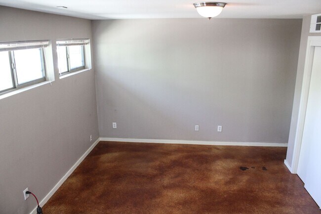 Building Photo - CONTEMPORARY URBAN CONDO NEAR DOWNTOWN