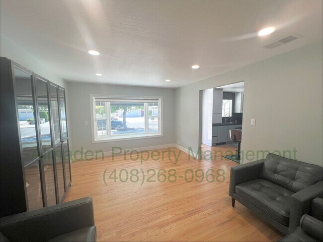 Foto del edificio - Must See Beautifully Renovated 3BR/2BA Single-story Home! Solar, No Carpets, Central A/C!!