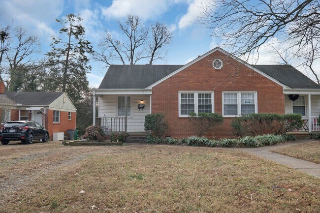 Foto del edificio - Gorgeous 2BR/1BA Duplex near Selwyn and Park Rd Hotspots!