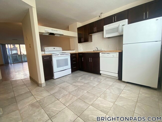 Building Photo - 140 N Beacon St