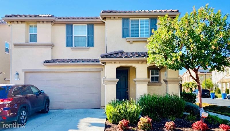 Primary Photo - 4 br, 2 bath House - 118 Lusitano Way