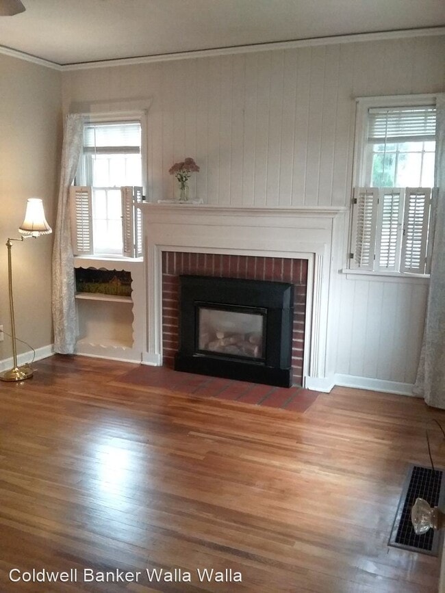 Building Photo - 3 br, 1 bath House - 504 E Chestnut St.