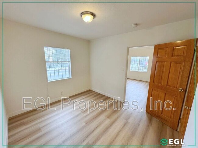 Building Photo - 656 W 91st St