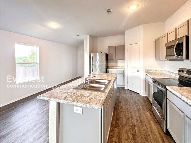 Building Photo - Charming 3-Bedroom Home with Garage / Pet-...