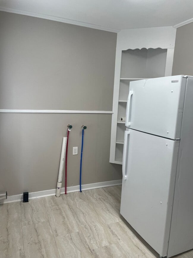 Building Photo - Highland 1 Bed Apartment