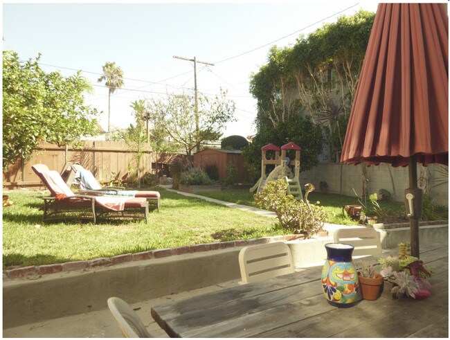 backyard & patio - 1028 W 18th St