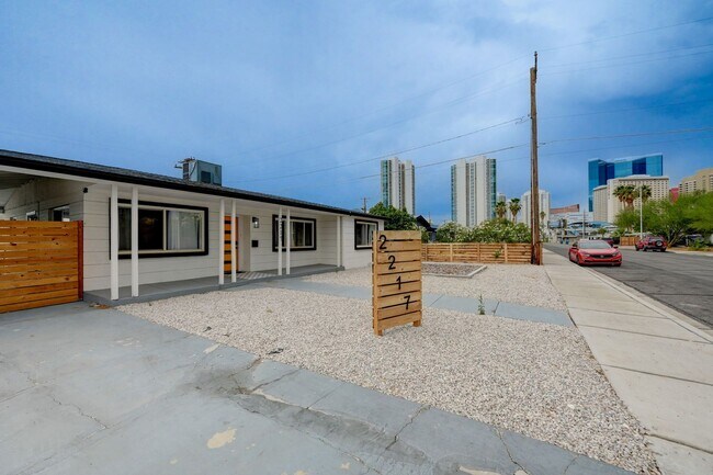 Building Photo - Fully Furnished or Unfurnished 3 BR / NO HOA