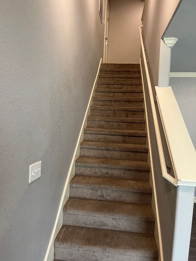 Building Photo - Move in Special on this beautiful townhous...
