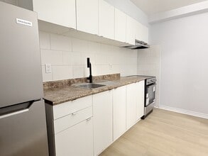 Building Photo - 1989 Wyandotte St W