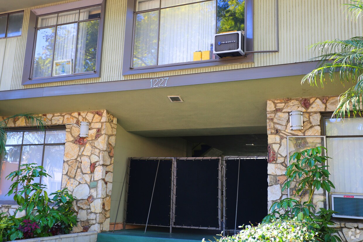 Building Photo - 1227 N Harper Ave