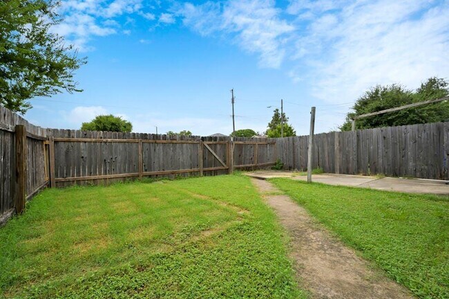Foto del edificio - 16113 Fitchburg Cir