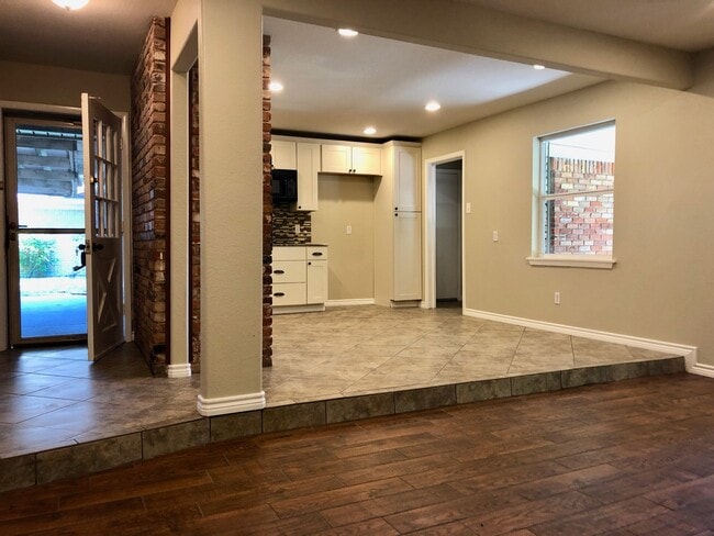 Building Photo - 3 Bedroom / 2 Bath / 2 Car Garage and Carp...