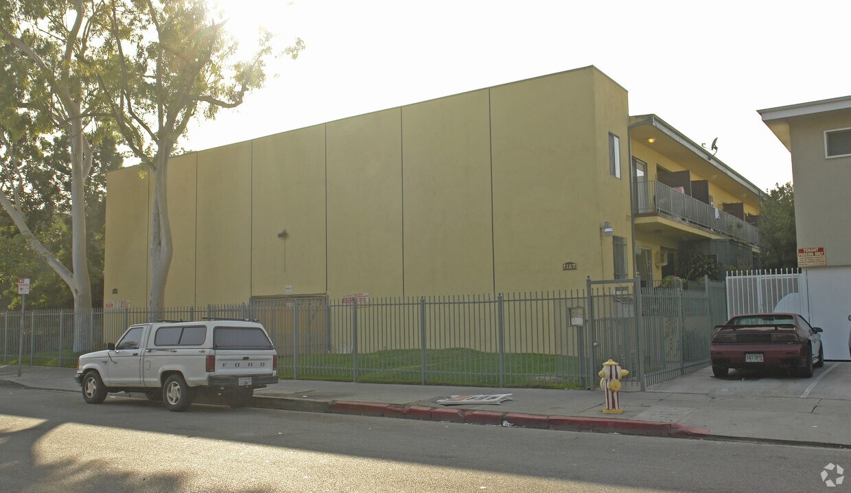 Primary Photo - 1127 N Beachwood Dr