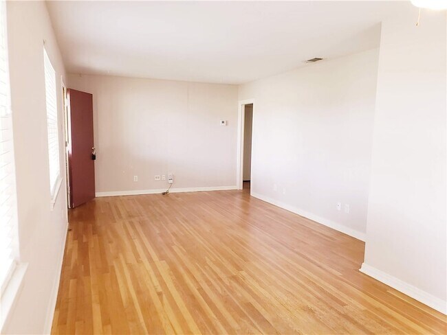 Building Photo - 585 Classen Dr