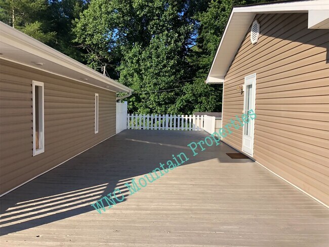 Foto del edificio - 106 Caubleville Dr