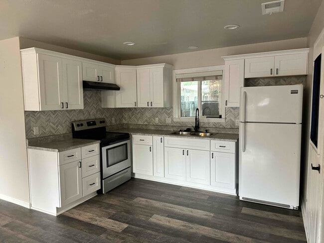 Building Photo - 2041 Aspen Dr