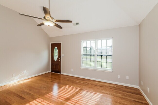 Foto del edificio - 2428 Hunters Way