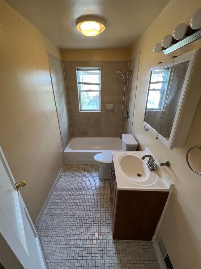 Foto del edificio - 3 BDRM 1.5 BTH in Baltimore City Sinclair Ln