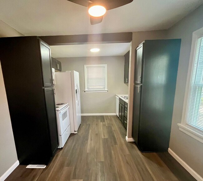 Building Photo - Remodeled two bedroom House in Alton