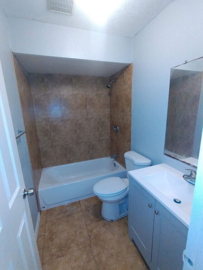 Foto del edificio - 2420-2422 Chestnut Woods Dr