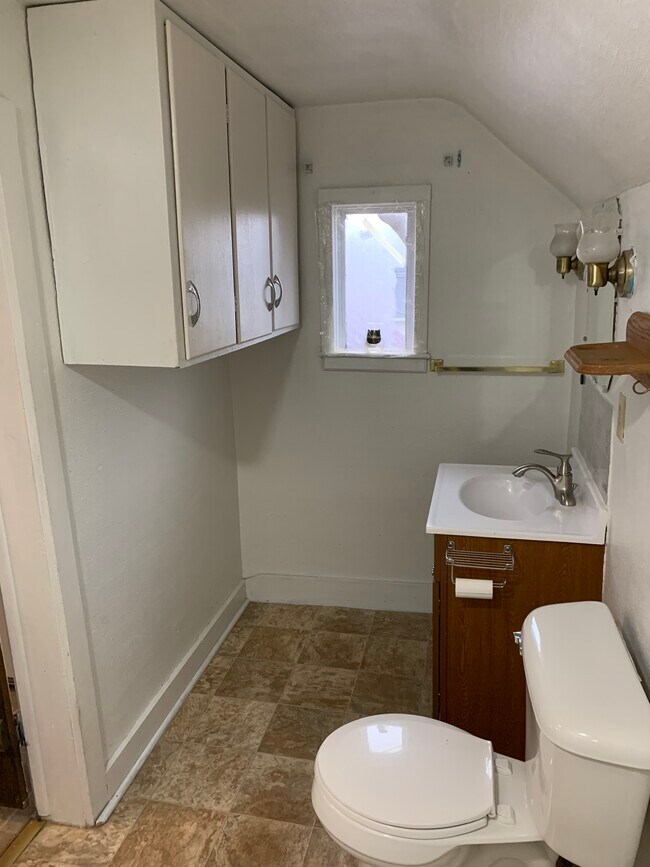 Bathroom - 452 N Franklin St