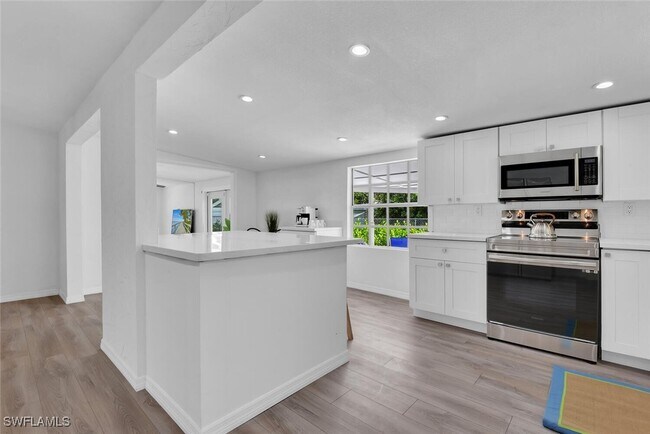 Foto del edificio - 2048 Holiday Ln
