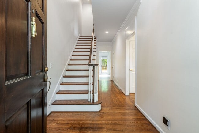 Building Photo - Newly Renovated 2-Bedroom Townhome in the ...