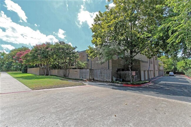 Foto del edificio - 611 E 45th St