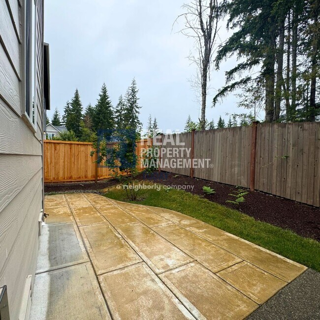Building Photo - Beautiful Modern 6 Bedroom Home In Tehaleh!