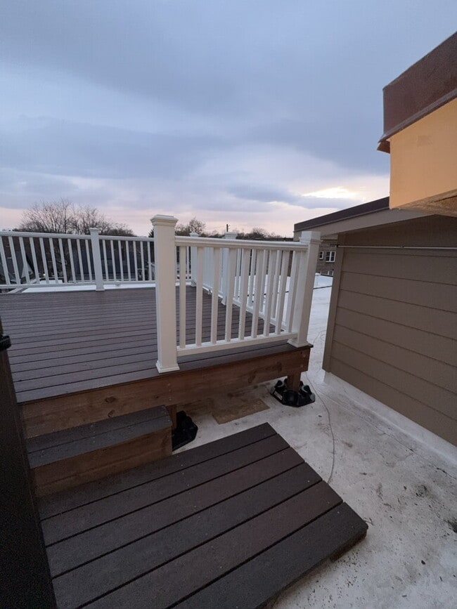 Building Photo - *Beautifully remodeled Historic 2 bed plus den Penthouse In Desirable Lowry Hill - Near Chain Of ...