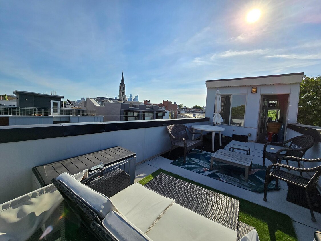 Primary Photo - BACK ON THE MARKET! !!!! HUGE bright 3 bed...