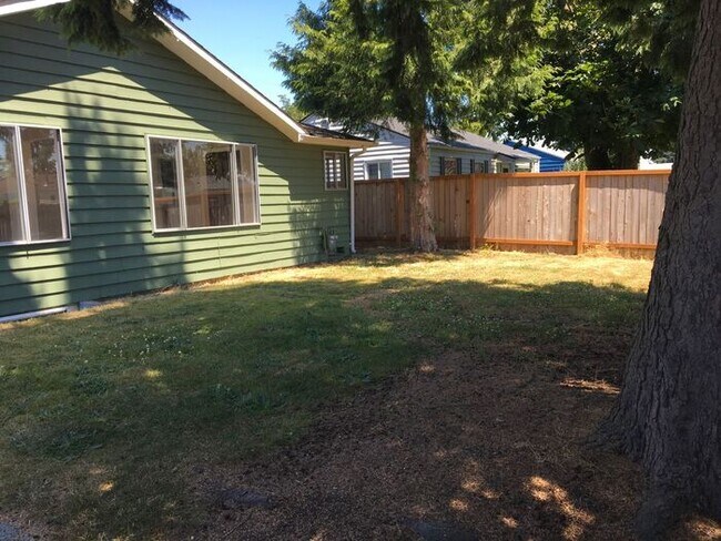 Building Photo - N Tacoma home 3bdr 1 car garage w/ Large F...
