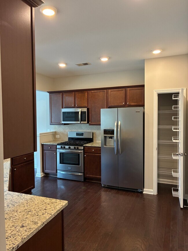 Building Photo - 1335 Hampton Oaks Dr