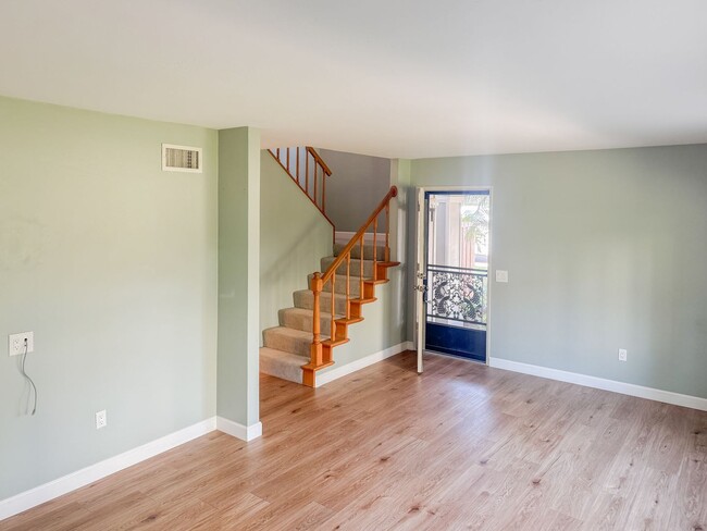 Building Photo - Completely Remodeled 2 Bed, 2.5 Bath End-U...