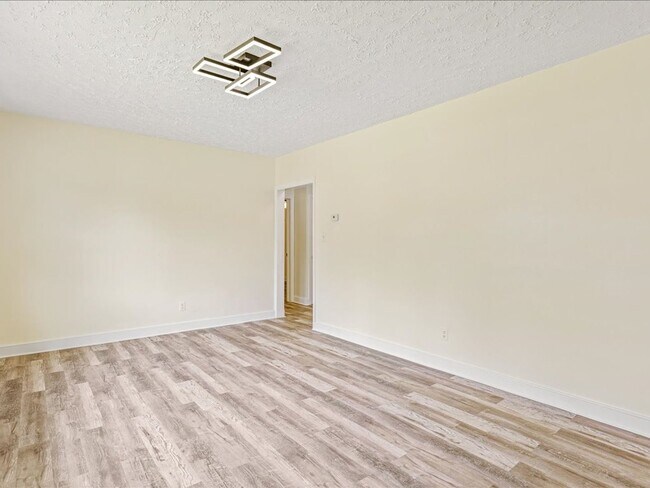 Foto del edificio - Luxury Remodeled 4 Bedrooms  2 Full Baths