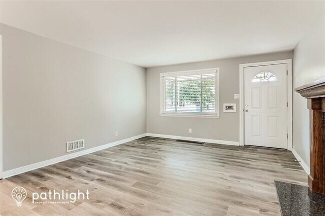 Foto del edificio - 1002 Geneva St, Aurora, CO, 80010