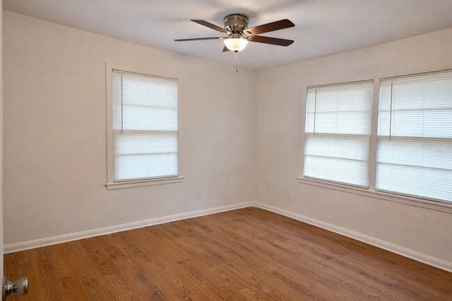 Building Photo - 502 Breezy Ln