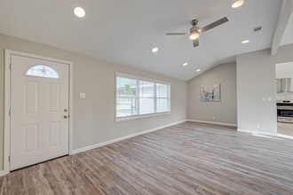 Building Photo - 1914 Lynnview Dr