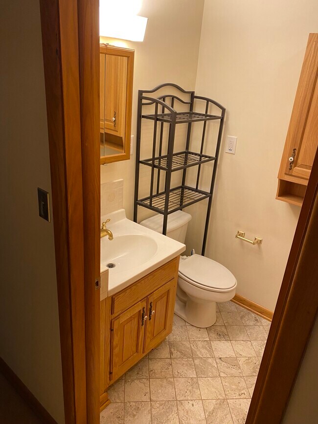 Half bath - 1011 Woodland Dr