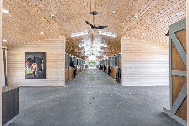 Foto del edificio - 13155 Southfields Rd