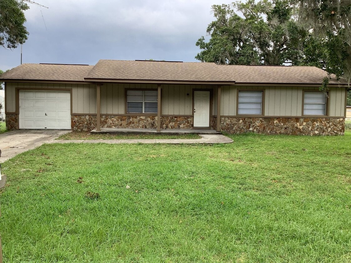 Primary Photo - Three Bedroom Two Bathroom Home Available ...