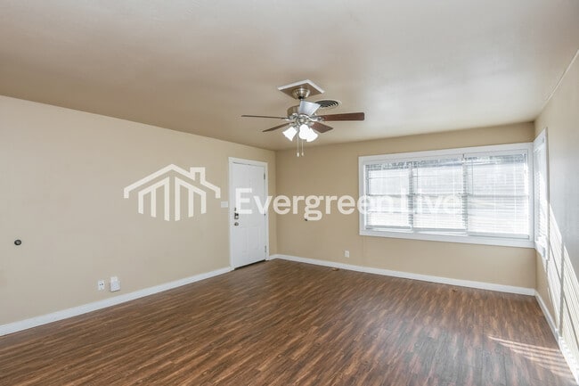 Building Photo - 7105 Robinhood Ln