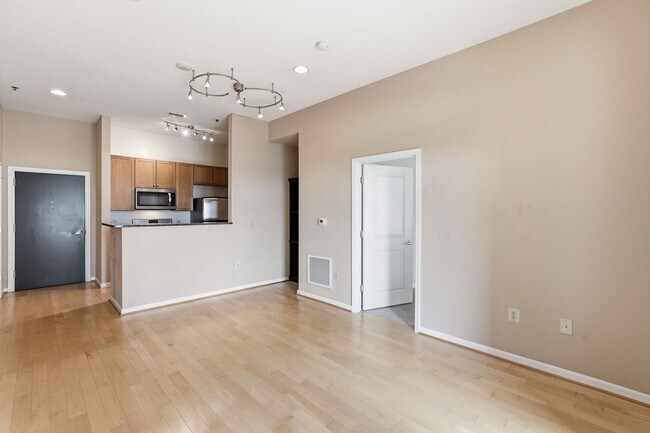 Foto del edificio - Experience elevated city living in this beautifully maintained residence ideally situated in the ...
