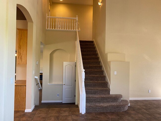 Building Photo - Large & Spacious Tri-Level Home