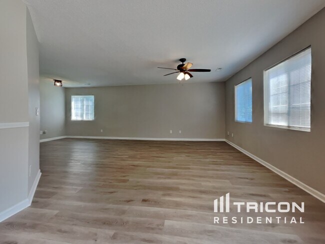 Foto del edificio - 5705 Waterpoint Dr