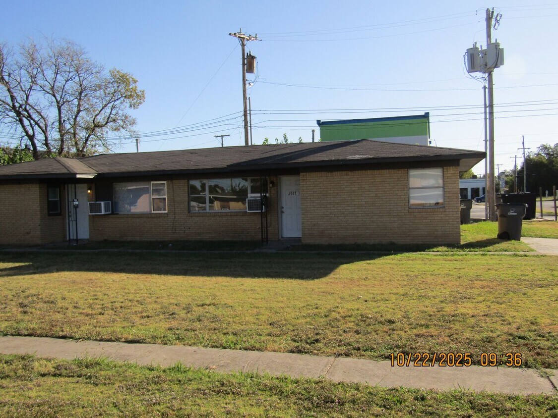 Foto principal - 2317 NW Bell Ave